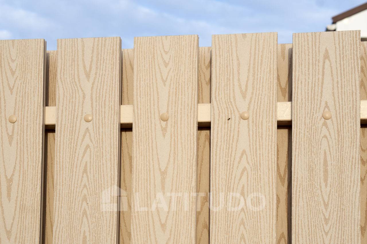 Забор из террасной доски ДПК цвета слоновая кость