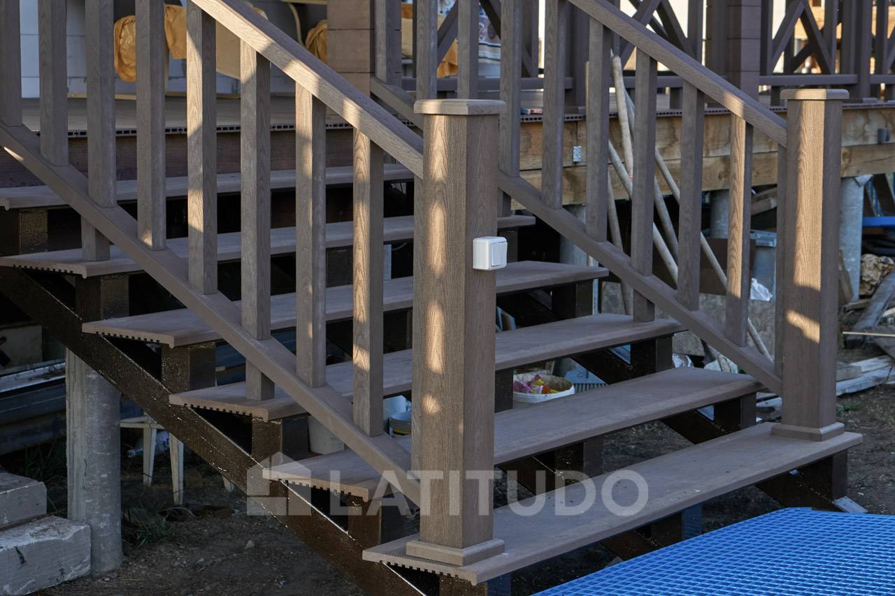 Терраса с лестницей и ограждениями для частного дома
