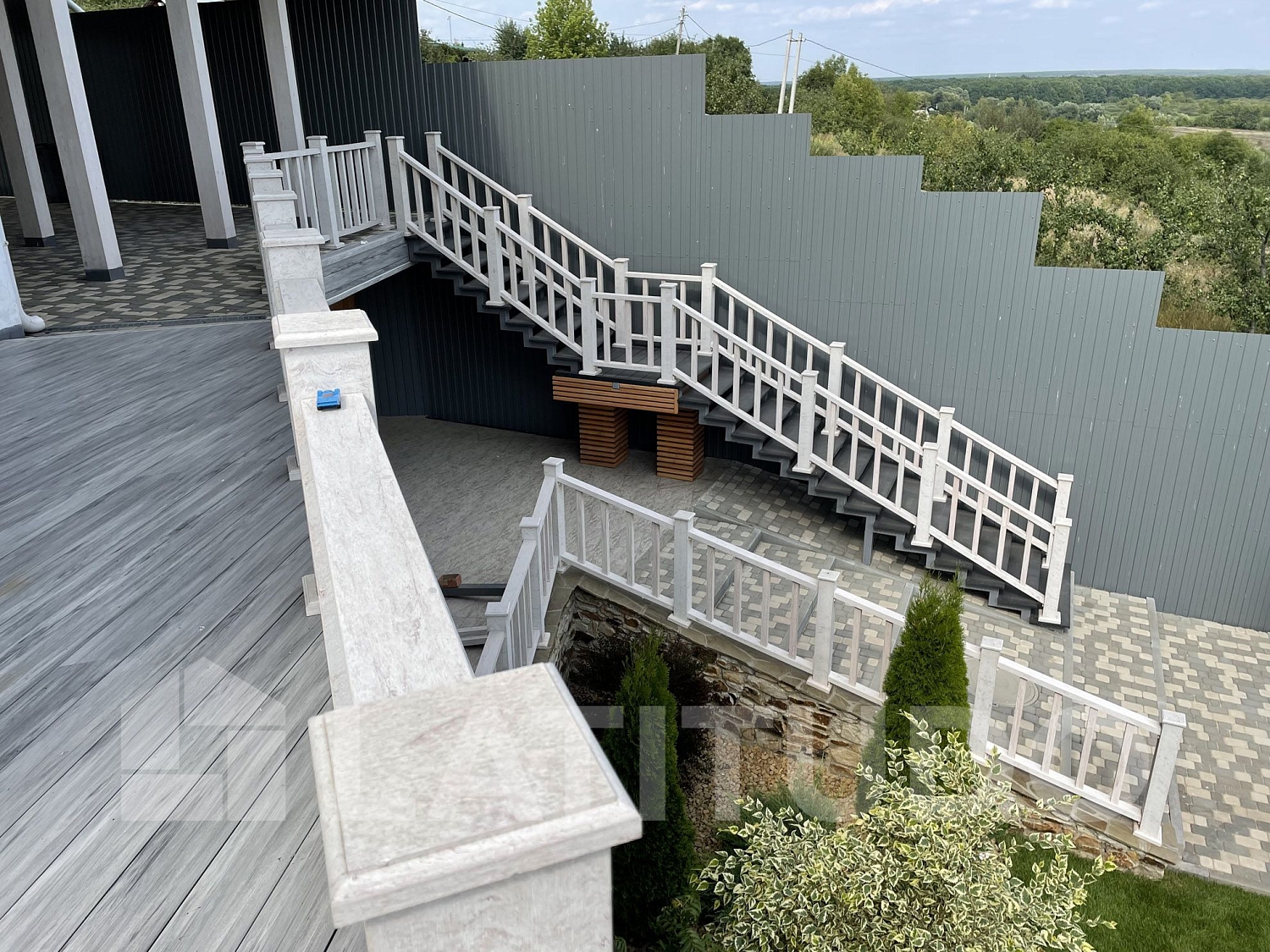 Террасы, ограждения и уличные лестницы для большого дома